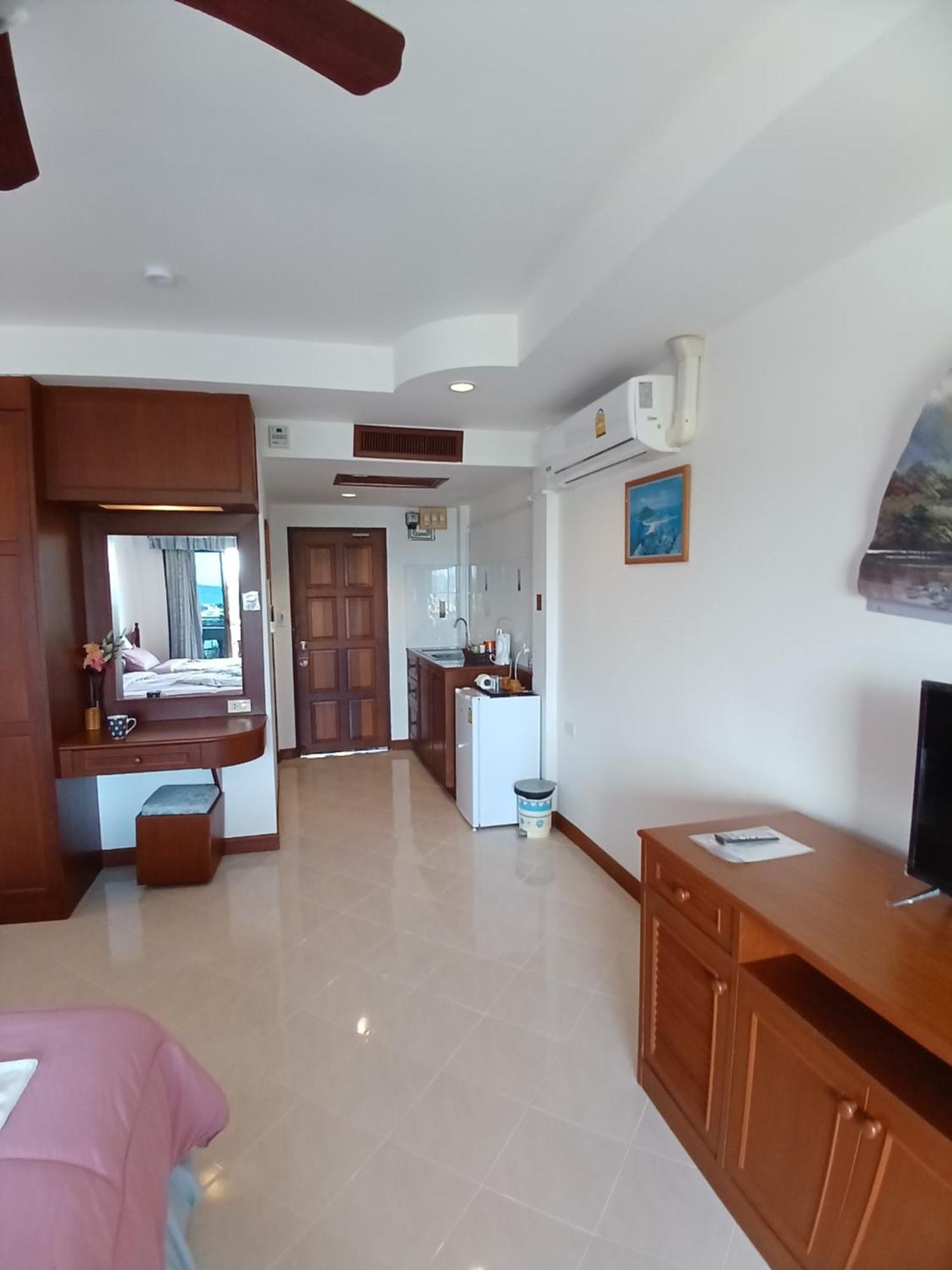 Aksarai Hotel Patong Extérieur photo